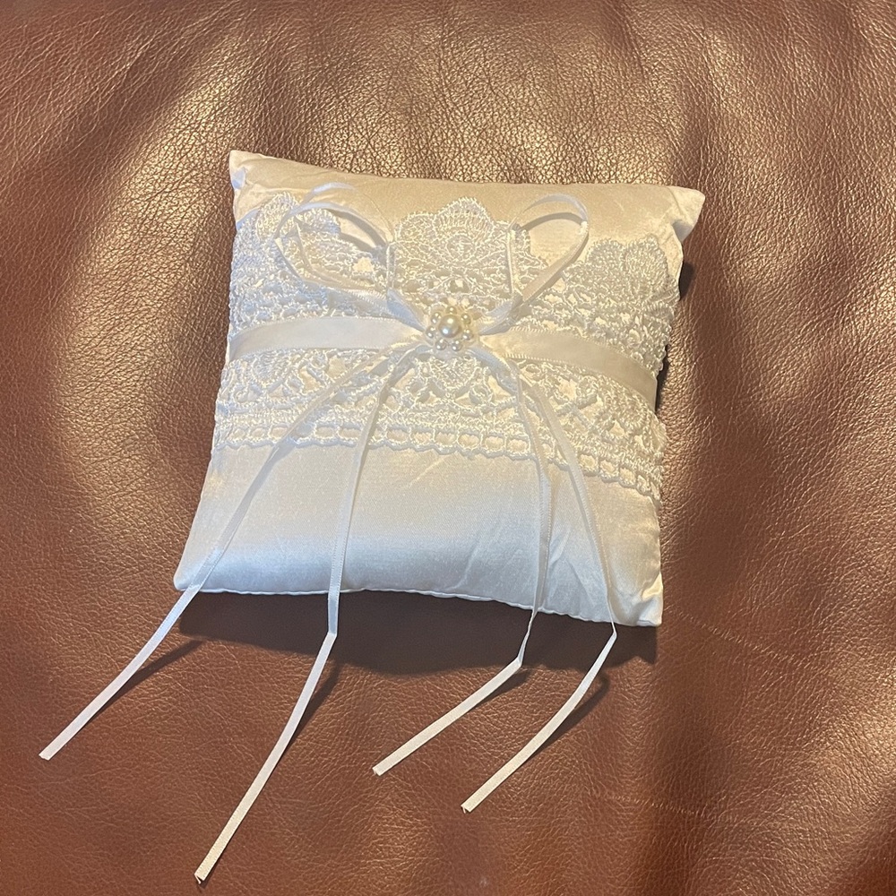 NWOT White Lace Satin Ring Bearer Pillow with Pearl Accent and Ties